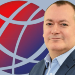 Michael Dugher deixa o cargo de presidente do Conselho de Apostas e Jogos. Retrato de um homem de meia idade de terno contra um fundo azul com um logotipo em estilo globo vermelho e roxo.