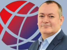 Michael Dugher deixa o cargo de presidente do Conselho de Apostas e Jogos Michael Dugher deixa o cargo de presidente do Conselho de Apostas e Jogos. Retrato de um homem de meia idade de terno contra um fundo azul com um logotipo em estilo globo vermelho e roxo.