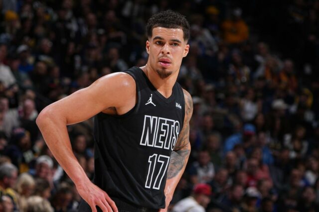 Michael Porter Jr. do Nets pronto para aprender o destino Michael Porter Jr. vestindo uma camisa preta do Brooklyn Nets com o número 17.