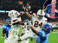 Michael Wilbon critica o analista de regras da ESPN pelo fim do jogo Ole Miss-Miami: ‘Não seja um idiota chorão’ Michael Wilbon, técnico do Team Wilbon, sorri vestindo uma camisa vermelha do Chicago Bulls e um blazer azul escuro.