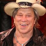 Mickey Rourke nega ter criado o GoFundMe para evitar despejo: 'Se eu precisasse de dinheiro, não pediria nenhuma caridade'