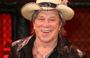 Mickey Rourke é despejado de casa em Los Angeles depois de não pagar US$ 60 mil de aluguel Mickey Rourke nega ter criado o GoFundMe para evitar despejo: 'Se eu precisasse de dinheiro, não pediria nenhuma caridade'