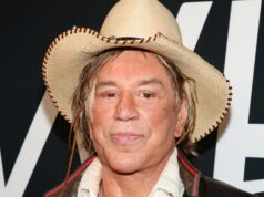 Mickey Rourke recorre ao GoFundMe para evitar despejo Mickey deixou de atuar e de lutar boxe, atingindo o fundo do poço em sua carreira - foi só quando apareceu no filme “Sin City”, de 2005, que suas atuações começaram a retomar. Ele seguiu como um fracasso em “The Wrestler”, de 2008, pelo qual ganhou o Globo de Ouro.