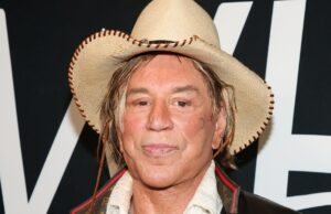 Mickey Rourke recorre ao GoFundMe para evitar despejo Mickey deixou de atuar e de lutar boxe, atingindo o fundo do poço em sua carreira - foi só quando apareceu no filme “Sin City”, de 2005, que suas atuações começaram a retomar. Ele seguiu como um fracasso em “The Wrestler”, de 2008, pelo qual ganhou o Globo de Ouro.