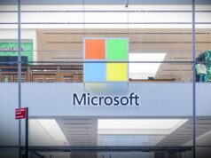Microsoft anuncia excesso de novos data centers, mas diz que não vai deixar sua conta de luz subir A Microsoft store entrance with the company's logo on top in midtown Manhattan