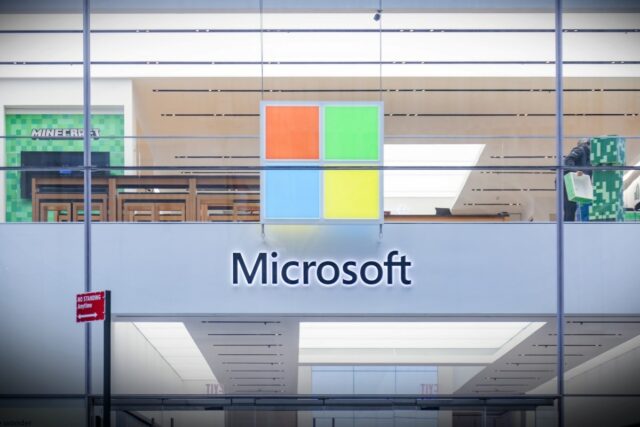 Microsoft anuncia excesso de novos data centers, mas diz que A Microsoft store entrance with the company's logo on top in midtown Manhattan