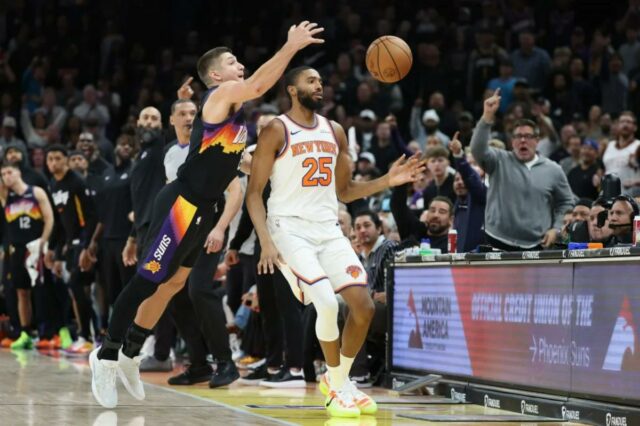 Mikal Bridges errou ao confiar nos árbitros em jogadas cruciais Grayson Allen #8 do Phoenix Suns desvia a bola de basquete de Mikal Bridges #25 do New York Knicks durante a segunda metade do jogo da NBA no Mortgage Matchup Center em 9 de janeiro de 2026 em Phoenix, Arizona. Os Suns derrotaram os Knicks por 112-107.