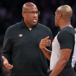 O técnico do Knicks, Mike Brown, reage a uma chamada durante o primeiro tempo.