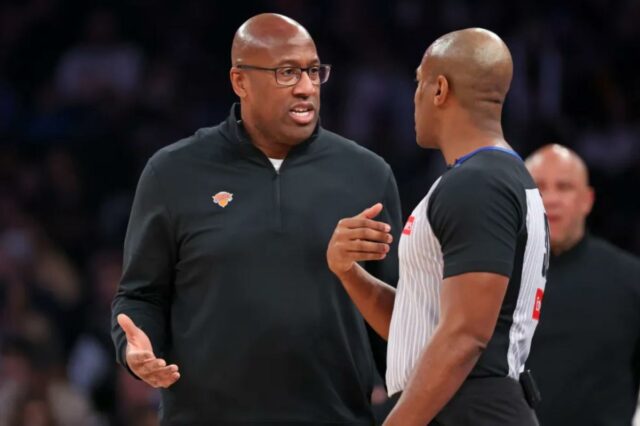 O técnico do Knicks, Mike Brown, reage a uma chamada durante o primeiro tempo.