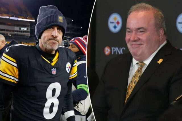 Mike McCarthy falou com Aaron Rodgers ‘várias vezes’ enquanto QB Mike McCarthy, à direita, sorri ao ser apresentado como o novo treinador pelo proprietário do time, Art Rooney II.