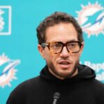 O técnico do Miami Dolphins, Mike McDaniel, responde a uma pergunta durante uma coletiva de imprensa de final de temporada de futebol americano da NFL, segunda-feira, 5 de janeiro de 2026, em Miami Gardens, Flórida.