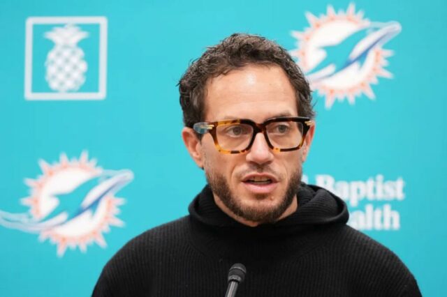 O técnico do Miami Dolphins, Mike McDaniel, responde a uma pergunta durante uma coletiva de imprensa de final de temporada de futebol americano da NFL, segunda-feira, 5 de janeiro de 2026, em Miami Gardens, Flórida. 