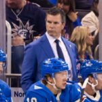 O técnico do New York Rangers, Mike Sullivan, assiste ao primeiro período contra o Pittsburgh Penguins no Madison Square Garden, terça-feira, 7 de outubro de 2025, em Nova York, NY.