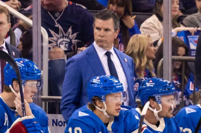 O técnico do New York Rangers, Mike Sullivan, assiste ao primeiro período contra o Pittsburgh Penguins no Madison Square Garden, terça-feira, 7 de outubro de 2025, em Nova York, NY. 