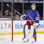 O goleiro do New York Rangers, Jonathan Quick, reage na frente da rede durante o segundo período no Madison Square Garden em Nova York, Nova York, segunda-feira, 14 de janeiro de 2026.