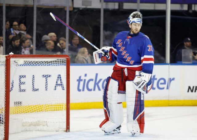 O goleiro do New York Rangers, Jonathan Quick, reage na frente da rede durante o segundo período no Madison Square Garden em Nova York, Nova York, segunda-feira, 14 de janeiro de 2026.