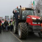Agricultores irlandeses participam num protesto contra o acordo comercial UE-Mercosul, na cidade de Athlone, em 10 de janeiro de 2026.