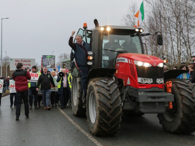 Agricultores irlandeses participam num protesto contra o acordo comercial UE-Mercosul, na cidade de Athlone, em 10 de janeiro de 2026.