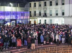 Milhares de pessoas comparecem à inexistente queima de fogos de artifício de Ano Novo em Birmingham – depois de serem enganados por anúncios falsos pelo segundo ano consecutivo Centenas de pessoas foram enganadas para assistir a uma queima de fogos de artifício de Ano Novo inexistente no centro da cidade de Birmingham pelo segundo ano consecutivo