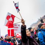 COPENHAGA, DINAMARCA - 17 DE JANEIRO: Manifestantes na Praça da Cidade durante um protesto em apoio à Groenlândia em 17 de janeiro de 2026 em Copenhague, Dinamarca. O presidente dos Estados Unidos continua a insistir que os EUA devem ter a Gronelândia, mesmo por meios militares, se necessário. A Gronelândia é um território semiautónomo da Dinamarca, que rejeitou vigorosamente as ameaças dos EUA, dizendo que elas colocam em risco o futuro da NATO. (Foto de Martin Sylvest Andersen/Getty Images)