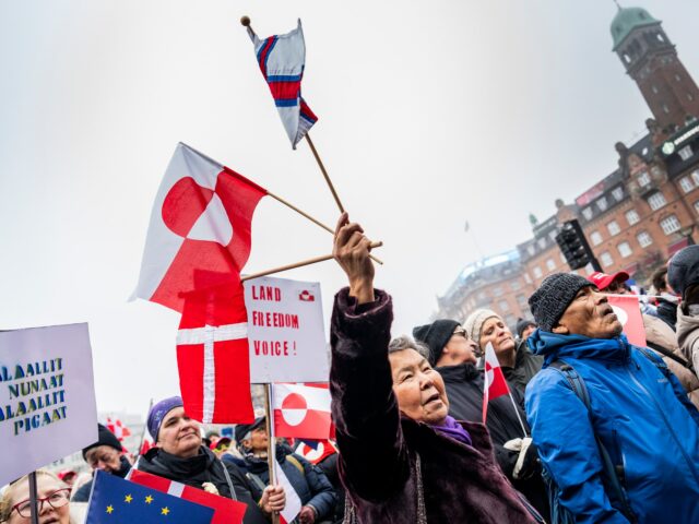COPENHAGA, DINAMARCA - 17 DE JANEIRO: Manifestantes na Praça da Cidade durante um protesto em apoio à Groenlândia em 17 de janeiro de 2026 em Copenhague, Dinamarca. O presidente dos Estados Unidos continua a insistir que os EUA devem ter a Gronelândia, mesmo por meios militares, se necessário. A Gronelândia é um território semiautónomo da Dinamarca, que rejeitou vigorosamente as ameaças dos EUA, dizendo que elas colocam em risco o futuro da NATO. (Foto de Martin Sylvest Andersen/Getty Images)