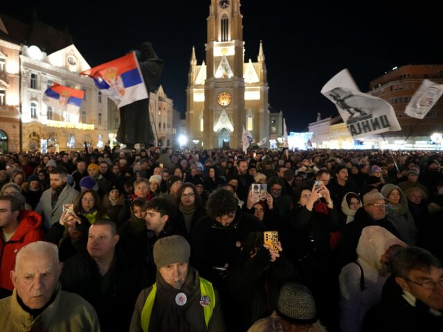 Milhares de pessoas manifestam-se na Sérvia enquanto estudantes continuam a lutar contra a corrupção
