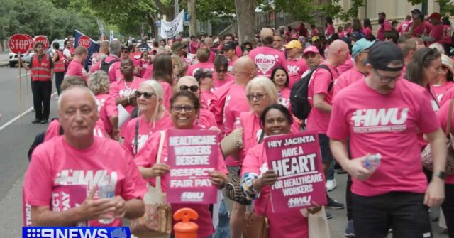 Milhares de profissionais de saúde em greve em Victoria Mais de 10.000 profissionais de saúde entrarão em greve na próxima semana em Victoria, forçando o fechamento de leitos hospitalares e o cancelamento de cirurgias.