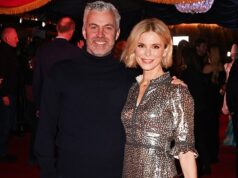 Minha separação secreta, de Emilia Fox. Ele a pediu em casamento todos os dias e ela sempre dizia sim. Agora a atriz de Silent Witness quebra o silêncio sobre sua dor de cabeça pelo fim do relacionamento que ‘mudança de vida’ – e o que vem a seguir Emilia Fox com o produtor de TV Jonathan Stadlen. Eles tiveram um relacionamento turbulento de “mudança de vida” depois de se conhecerem em 2021, ela diz... mas revela que está solteira há um ano