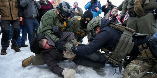 Minneapolis entra em erupção quando manifestantes entram em confronto com policiais de choque depois que o ICE atira em Renee Nicole Good: atualizações ao vivo
