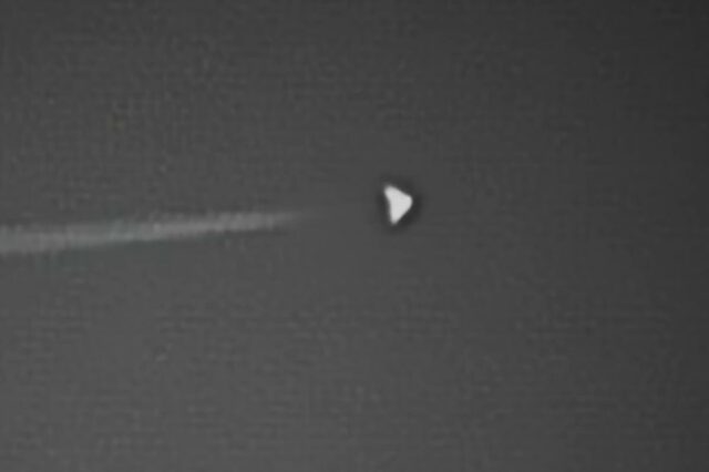 Misteriosa aeronave em ‘formato de Dorito’ vista voando à noite sobre a Área 51: ‘Algo interessante aqui’
