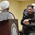 Momento caótico Ilhan Omar pulverizada com substância desconhecida na prefeitura