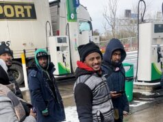 Momento em que um grupo de migrantes vagueia pela estação rodoviária depois de “descer do camião vindo de França” – enquanto a polícia prende 13 pessoas por crimes de imigração As imagens mostram um grupo de migrantes vagando pelos serviços de Toddington na M1 em Bedfordshire na tarde de terça-feira, após supostamente descer de um caminhão vindo da França