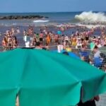 Em um clipe dramático filmado na tarde de segunda-feira na cidade costeira de Santa Clara del Mar, ondas rápidas de água podem ser vistas varrendo uma praia lotada enquanto as pessoas saem da água em busca de segurança na areia.