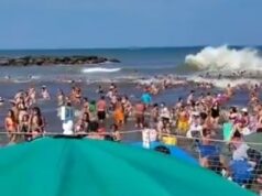 Momento ‘meteo tsunami’ engole a praia deixando um morto e dezenas de feridos durante a luta para escapar da ‘onda de 30 pés’ na Argentina Em um clipe dramático filmado na tarde de segunda-feira na cidade costeira de Santa Clara del Mar, ondas rápidas de água podem ser vistas varrendo uma praia lotada enquanto as pessoas saem da água em busca de segurança na areia.