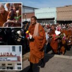 Monges budistas caminhando 3.700 quilômetros do Texas a DC se tornam virais com mais de 1 milhão de seguidores nas redes sociais