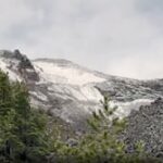Monte Bachelor coberto com 15 centímetros de neve durante a noite