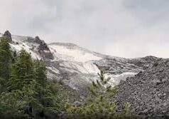 Monte Bachelor coberto com 15 centímetros de neve durante a noite Monte Bachelor coberto com 15 centímetros de neve durante a noite