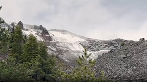 Monte Bachelor coberto com 15 centímetros de neve durante a noite Monte Bachelor coberto com 15 centímetros de neve durante a noite