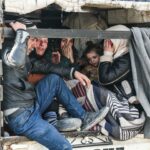 Moradores carregam seus pertences enquanto fogem do bairro curdo de Ashrafieh, em Aleppo, em 7 de janeiro de 2026. Civis estavam fugindo dos bairros curdos de Aleppo em 7 de janeiro, depois que o exército sírio os declarou