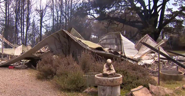 A casa de Jamie e Ann Laherty-Hunt, onde moravam há mais de uma década, havia desaparecido quando o fogo se aproximou rapidamente de Ruffy. 