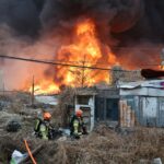 Moradores fogem enquanto incêndio devasta favela de Seul