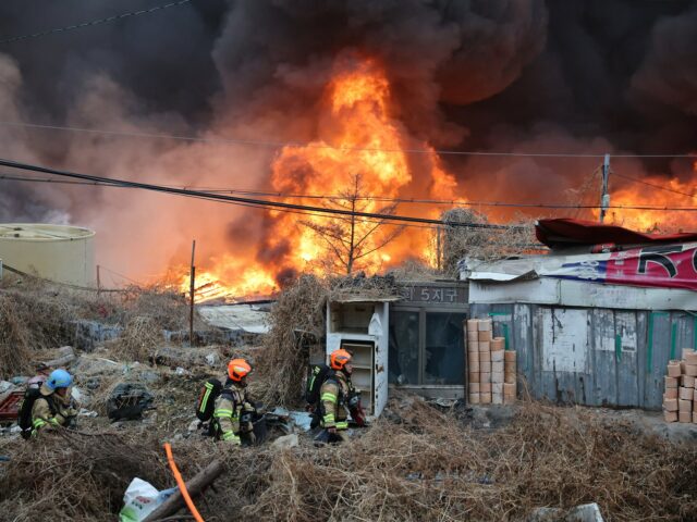 Moradores fogem enquanto incêndio devasta favela de Seul
