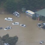 Moradores presos em enchentes se abrem no momento do 'tsunami'