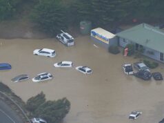 Moradores presos em enchentes se abrem no momento do ‘tsunami’ Moradores presos em enchentes se abrem no momento do 'tsunami'