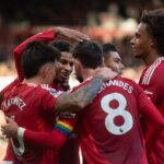 O técnico do Manchester United, Ruben Amorim, dando instruções a Marcus Rashford.