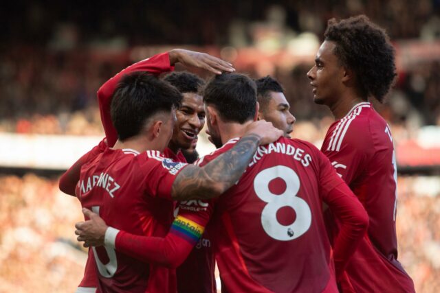 O técnico do Manchester United, Ruben Amorim, dando instruções a Marcus Rashford.