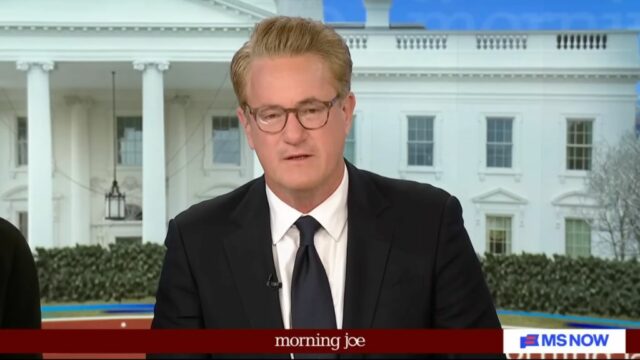 'Morning Joe' Scarborough detalha ligação de 20 minutos com Trump: 'Vamos manter o petróleo' | Vídeo
