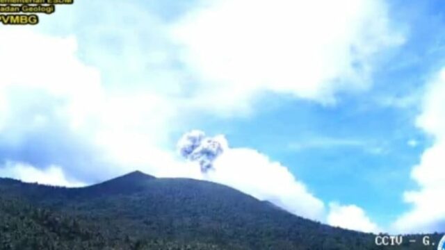 Mother Mountain entra em erupção, cinzas vulcânicas são ejetadas a Mother Mountain entra em erupção, cinzas vulcânicas são ejetadas a 800 metros do pico