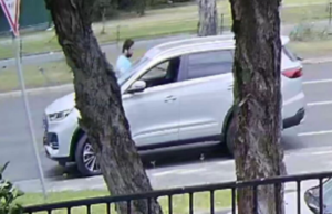 Motorista de Melbourne pode ter perda permanente de visão após ataque não provocado em lavagem de carro A polícia está procurando por um bandido que supostamente deu um soco na vítima de 49 anos 10 vezes enquanto ambos estavam na fila para um lava-rápido na Cheltenham Road, em Keysborough, por volta das 13h do dia 10 de janeiro.