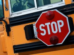 Motorista de ônibus escolar é preso por desligar câmeras e se desviar das rotas Homem jogou pedra em ônibus escolar de Nova Jersey, criança de 8 anos gravemente ferida ao fraturar o crânio